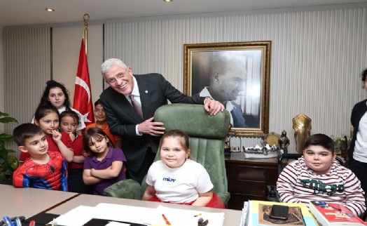 Dervişoğlu, koltuğunu çocuklara bıraktı