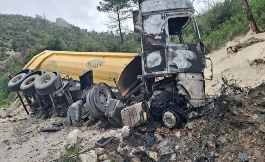 Devrilip alev alan hafriyat kamyonunun şoförü öldü
