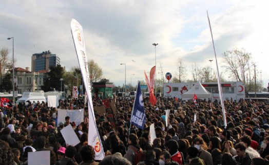 ‘Diplomasız Erdoğan' sloganına atan 5 kişiye gözaltı