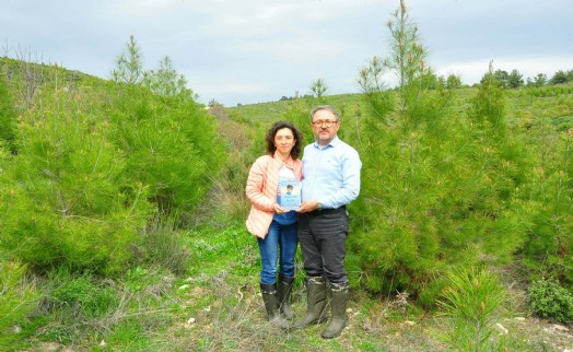 Doktor çift kitap gelirlerini bağışladı: Fidanlar boylarını aştı
