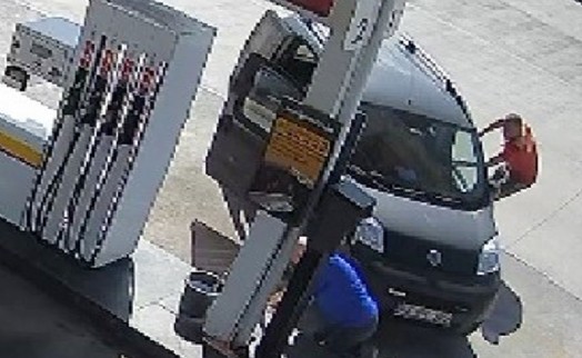 Hareket eden aracını durdurmaya çalışırken altında kalmaktan son anda kurtuldu