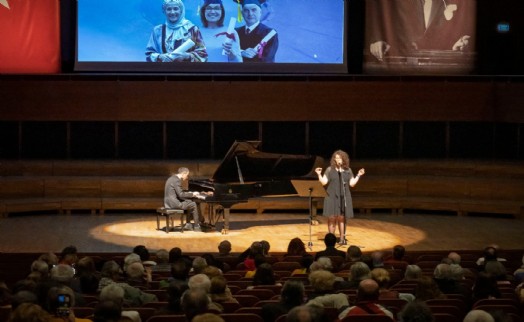Otizmli Özge hem sahnede hem hayatta fark yaratıyor