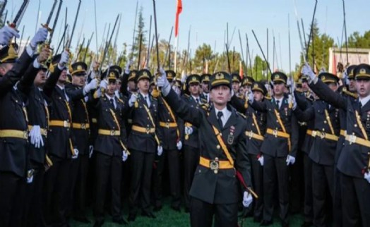 İhraç edilen teğmenin babası tazminatı ödemek için emekliliğini bozdu