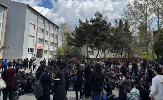 İktidarın projesine karşı liseli öğrenciler öğretmenlerine sahip çıkıyor