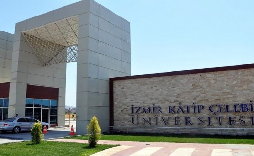 İzmir Kâtip Çelebi Üniversitesi Rektörlüğü HÜDAPAR bayrağına sessiz
