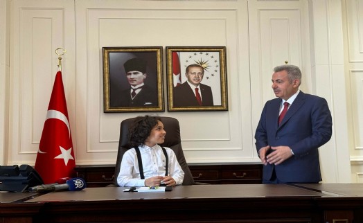 İzmir Valisi Elban, makamını 4'üncü sınıf öğrencisine devretti