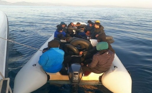 İzmir'de 10'u çocuk 29 kaçak göçmen yakalandı