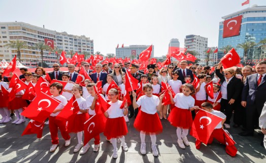 İzmir'de 23 Nisan coşkusu: Cumhuriyet Meydanı rengarenk