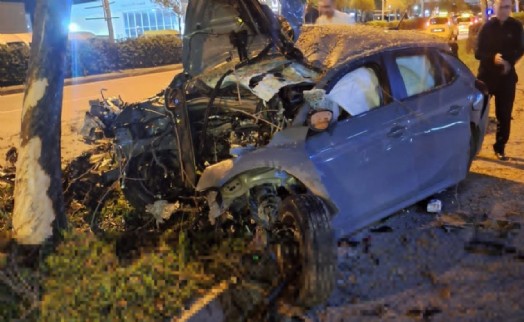 İzmir'de feci kaza: Ağaca çarpan otomobilin sürücüsü hayatını kaybetti