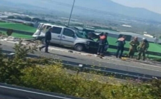 İzmir'de kamyon, hafif ticari araca çarptı; 1 ölü, 2 yaralı