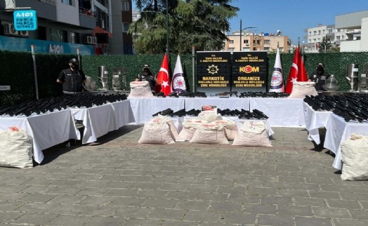 İzmir'de uyuşturucu ve silah ticareti operasyonuna 137 tutuklama