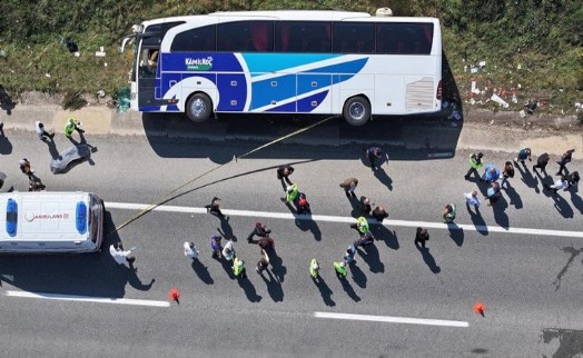 İzmir'e gelen yolcu otobüsü devrildi: Ölü ve yaralılar var