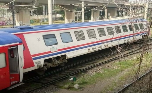 İzmir'de bakımdan dönen yolcu treninin bir vagonu raydan çıktı