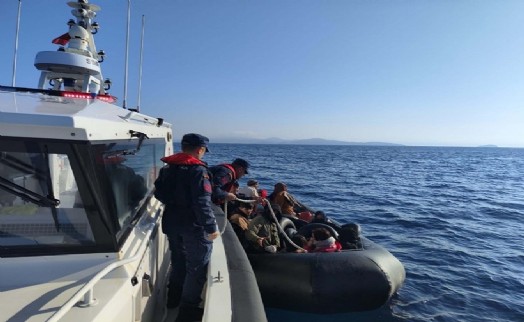 İzmir'de iki ayrı ilçede toplam 99 kaçak göçmen yakalandı
