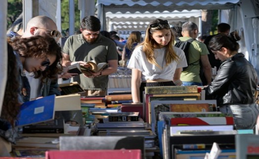 İzmirliler'den kitap fuarına büyük ilgi: 'Kitabın ömrü ve şarjı bitmez'