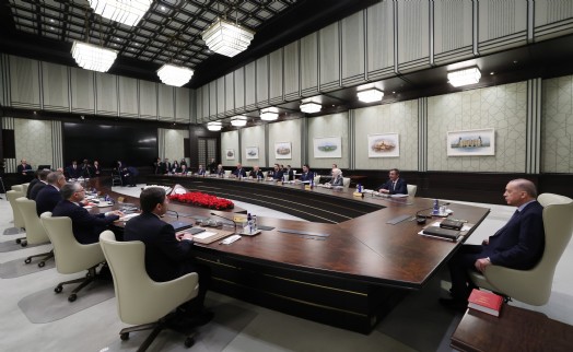 Kabinede dikkat çeken 'kırmızı kitap' ayrıntısı