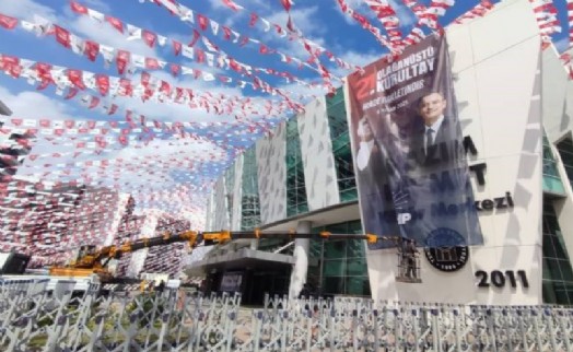 Kurultay öncesi son hazırlıklar... Kongre merkezi CHP bayraklarıyla donatıldı!