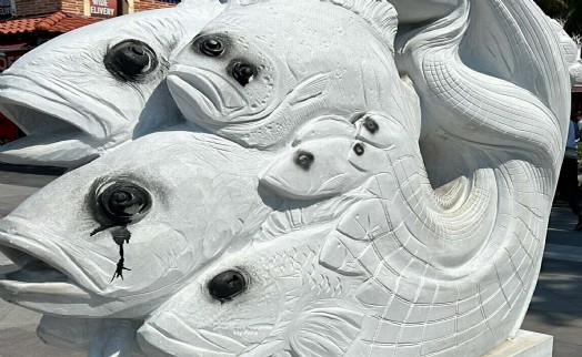 Kuşadası'nda balık heykeline mürekkepli saldırı