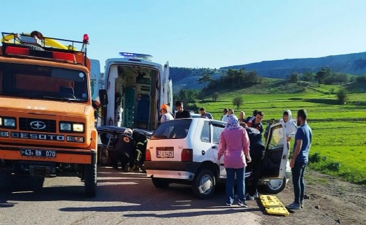 Kütahya'da iki otomobil çarpıştı; 3 yaralı