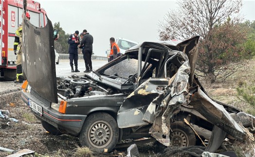 Minibüs, emniyet şeridindeki otomobile çarptı; 3 yaralı