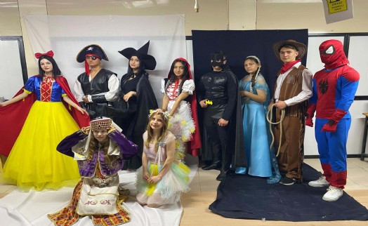 Liseliler, masal kahramanı kostümleri dikerek para kazanıyor