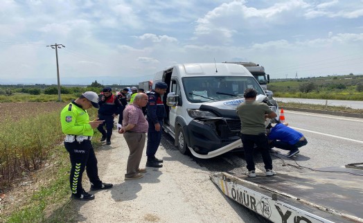 Manisa'da servis minibüsleri çarpıştı: 9 yaralı