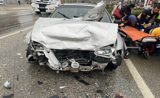 Manisa'da yağmurun kayganlaştırdığı yolda kaza: 3 yaralı