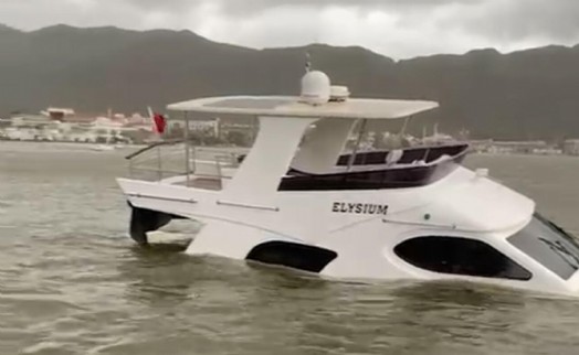 Marmaris'te fırtına ve sağanak; yollar göle döndü, tekneler battı