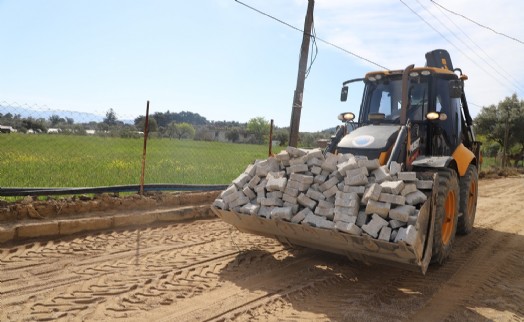 Menderes'te yol seferberliği devam ediyor