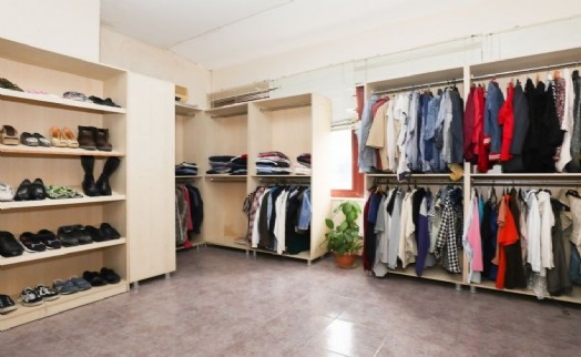 Narlıdere Belediyesi, 2. El Giysi Bankası ile buluşuyor: ihtiyaç sahipleriyle dayanışma köprüsü