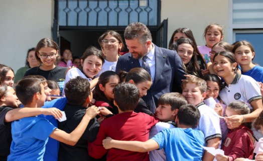 Öğrencilerden Başkan Duman'a sevgi seli: Gelecek çocukların gülüşlerinde