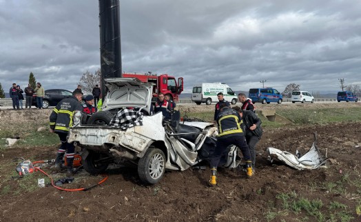 Otomobil reklam direğine çarptı; 1 kişi hayatını kaybetti