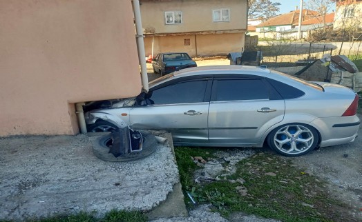 Otomobiller çarpıştı: 4 yaralı