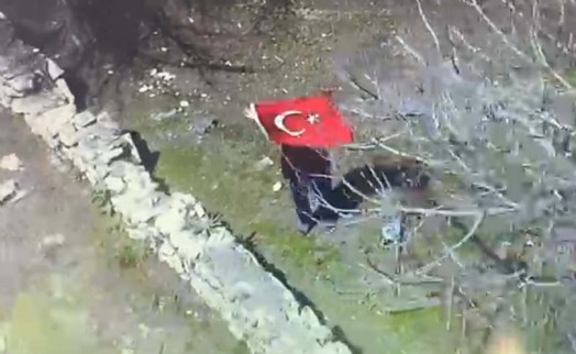 Polis helikopterini görünce Türk bayrağı açıp, selam verdi