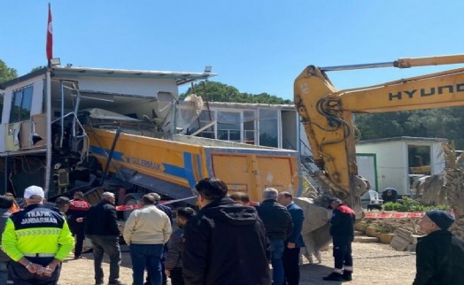 Prefabrik eve çarpan hafriyat kamyonunun şoförü öldü