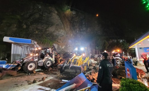 Samsun'da heyelan! Kaya parçaları aracın üzerine düştü: Anne kurtarıldı, baba ve 2 çocuk hayatını kaybetti