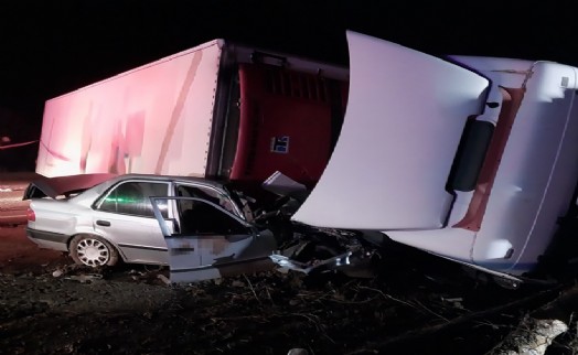 TIR üzerlerine devrildi: Baba yaralandı, oğlu öldü!
