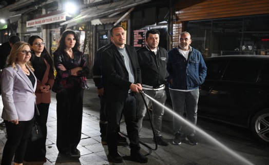 Tarihi Bornova Çarşısı'nda gece temizlik mesaisi