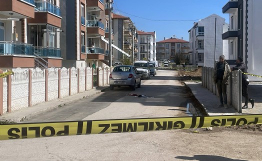 Tartıştığı eşini tabancayla öldürüp, intihara kalkıştı