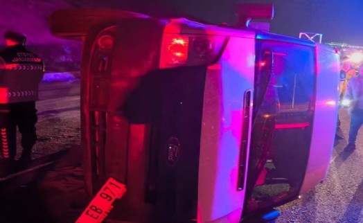 Taziye ziyaretinden dönenlerin bulunduğu minibüs takla attı: 1 ölü, 10 yaralı