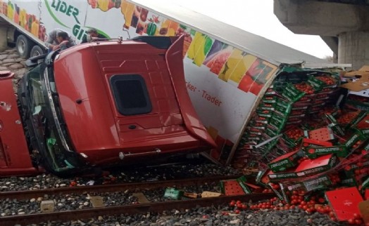 Tren yoluna düşen TIR seferleri aksattı