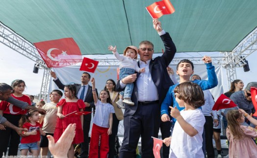 Tugay, uçurtma şenliğinde çocukların 23 Nisan coşkusuna ortak oldu