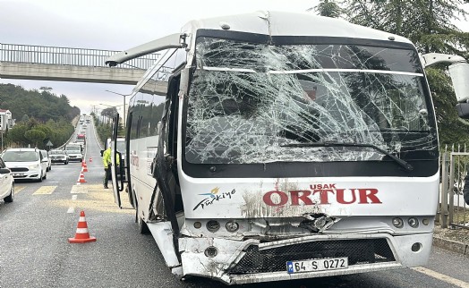 Uşak'ta işçi taşıyan midibüs, servis otobüsüne çarptı; 20 yaralı