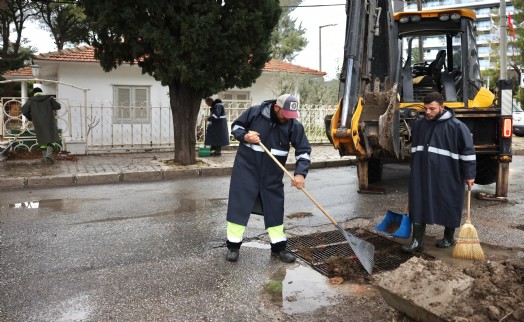 Yağışlar Çeşme'yi vurdu: Belediye ekipleri sahada seferber oldu