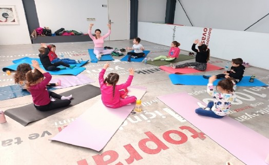 Yeşilova Höyüğü'nde Çocuk Yogası ve Sanat Terapisi buluşması