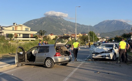 2 otomobil çarpıştı; 1 kişi ölü, 3 kişi yaralandı