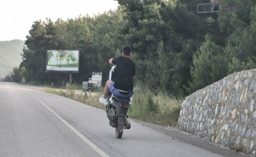 Motosiklet sürücüsünün tehlikeli yolculuğu