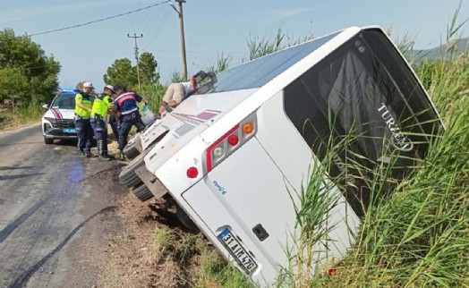 Turistleri taşıyan midibüs devrildi: 1 yaralı