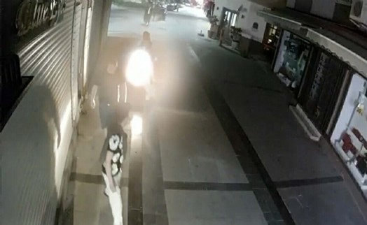 2 turisti darbedip, elektronik sigaralarını gasbeden 3 şüpheli tutuklandı