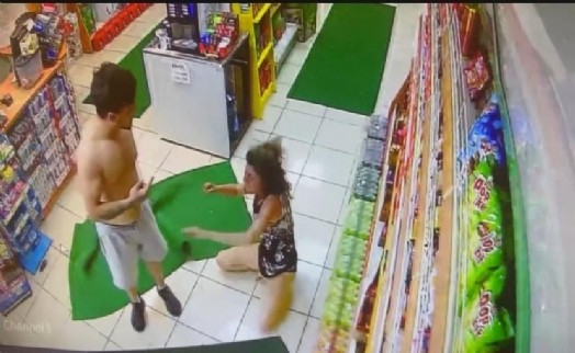 Akaryakıt istasyonunda kadına şiddet anları! Öldüresiye yumrukladı!